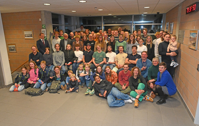 Zwemestafette in stedelijk zwembad Nieuwpoort