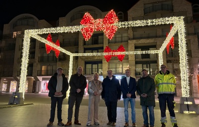 Nieuwpoort baadt opnieuw in warme kerstsfeer dankzij nieuwe verlichting en 1.100 kerstbomen