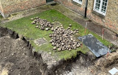 Spectaculaire vondst van kanonskogels bij archeologische opgravingen op site toekomstig Administratief Centrum in Nieuwpoort